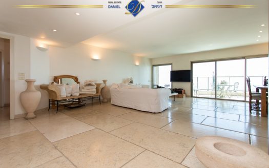 דירה מעוצבת ומפוארת במיוחד ביפה נוף