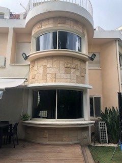 בלעדי !!!בלב אחוזה בסמולנסקין שקט ומרכזי עם גינה וכניסה נפרדת