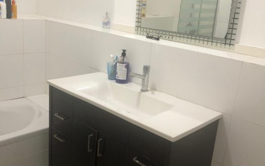 למכירה דירת 5 חדרים באחוזה בעיצוב אדריכלי עם כניסה נפרדת וגינה