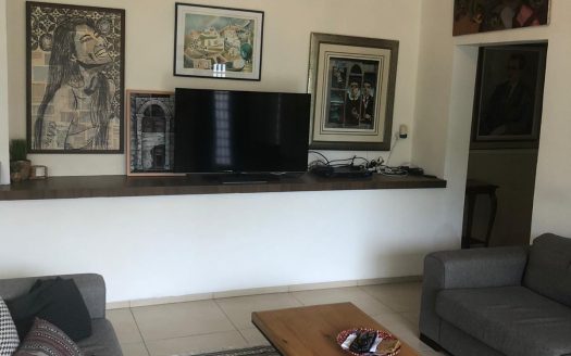 למכירה דירת 5 חדרים באחוזה בעיצוב אדריכלי עם כניסה נפרדת וגינה