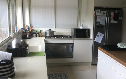 למכירה דירת 5 חדרים באחוזה בעיצוב אדריכלי עם כניסה נפרדת וגינה