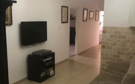 למכירה דירת 5 חדרים באחוזה בעיצוב אדריכלי עם כניסה נפרדת וגינה