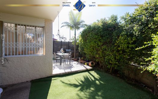 בבלעדיות לתיווך דניאל, דירת 5 חדרים ברמת גולדה כניסה נפרדת גינה גדולה מהסלון