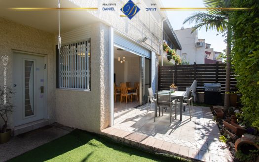 בבלעדיות לתיווך דניאל, דירת 5 חדרים ברמת גולדה כניסה נפרדת גינה גדולה מהסלון