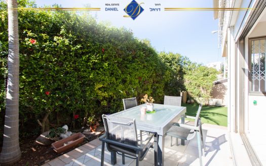 בבלעדיות לתיווך דניאל, דירת 5 חדרים ברמת גולדה כניסה נפרדת גינה גדולה מהסלון