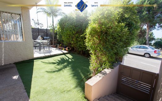 בבלעדיות לתיווך דניאל, דירת 5 חדרים ברמת גולדה כניסה נפרדת גינה גדולה מהסלון