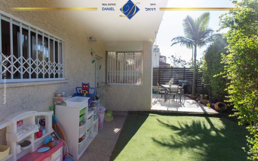 בבלעדיות לתיווך דניאל, דירת 5 חדרים ברמת גולדה כניסה נפרדת גינה גדולה מהסלון