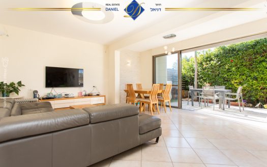 בבלעדיות לתיווך דניאל, דירת 5 חדרים ברמת גולדה כניסה נפרדת גינה גדולה מהסלון