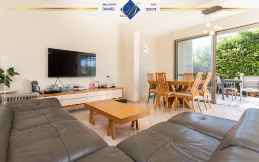 בבלעדיות לתיווך דניאל, דירת 5 חדרים ברמת גולדה כניסה נפרדת גינה גדולה מהסלון