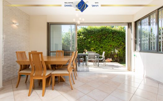 בבלעדיות לתיווך דניאל, דירת 5 חדרים ברמת גולדה כניסה נפרדת גינה גדולה מהסלון