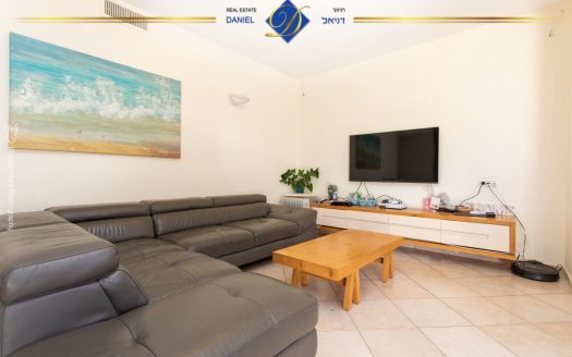 בבלעדיות לתיווך דניאל, דירת 5 חדרים ברמת גולדה כניסה נפרדת גינה גדולה מהסלון