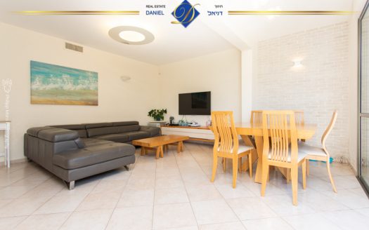 בבלעדיות לתיווך דניאל, דירת 5 חדרים ברמת גולדה כניסה נפרדת גינה גדולה מהסלון