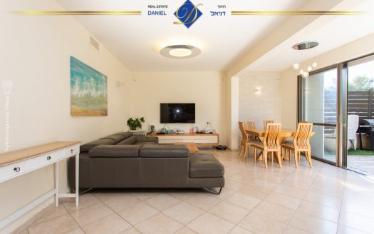 בבלעדיות לתיווך דניאל, דירת 5 חדרים ברמת גולדה כניסה נפרדת גינה גדולה מהסלון