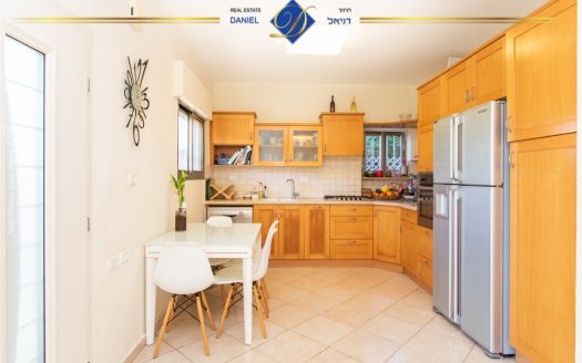 בבלעדיות לתיווך דניאל, דירת 5 חדרים ברמת גולדה כניסה נפרדת גינה גדולה מהסלון