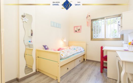 בבלעדיות לתיווך דניאל, דירת 5 חדרים ברמת גולדה כניסה נפרדת גינה גדולה מהסלון