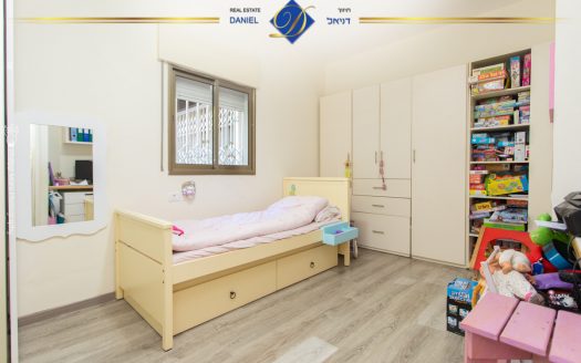 בבלעדיות לתיווך דניאל, דירת 5 חדרים ברמת גולדה כניסה נפרדת גינה גדולה מהסלון