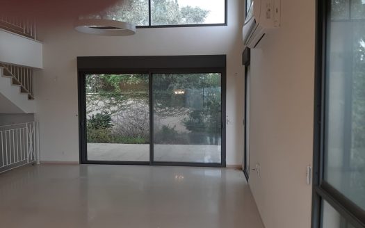 להשכרה בדניה ב' דו-משפחתי חדיש לתקופה ארוכה