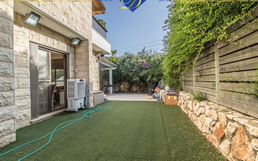 למכירה ברמת חן דירה ייחודית  עם גינה מדהימה מהסלון