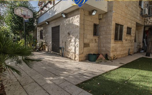 למכירה ברמת חן דירה ייחודית  עם גינה מדהימה מהסלון