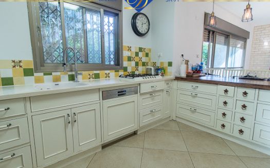 למכירה ברמת חן דירה ייחודית  עם גינה מדהימה מהסלון