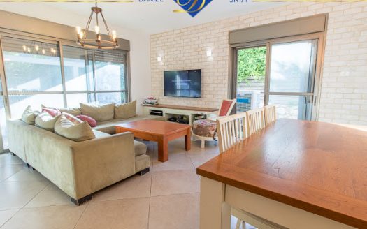 למכירה ברמת חן דירה ייחודית  עם גינה מדהימה מהסלון