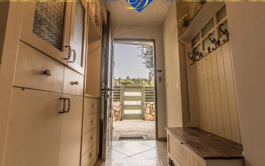 למכירה ברמת חן דירה ייחודית  עם גינה מדהימה מהסלון