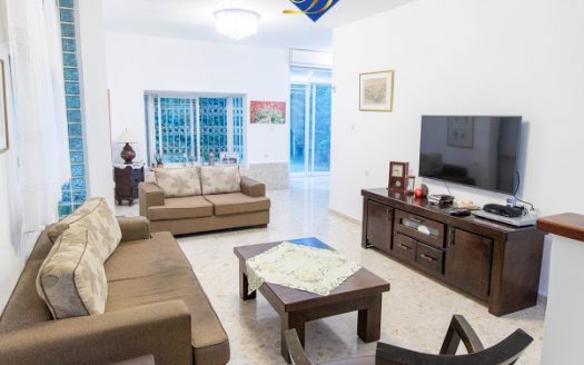 דו-משפחתי כבודד + יחידת דיור עם כ"נ וגינה