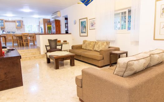 דו-משפחתי כבודד + יחידת דיור עם כ"נ וגינה