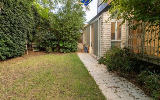 דו-משפחתי כבודד + יחידת דיור עם כ"נ וגינה