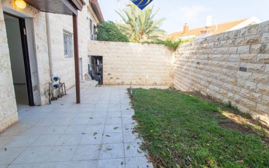 דו-משפחתי כבודד + יחידת דיור עם כ"נ וגינה