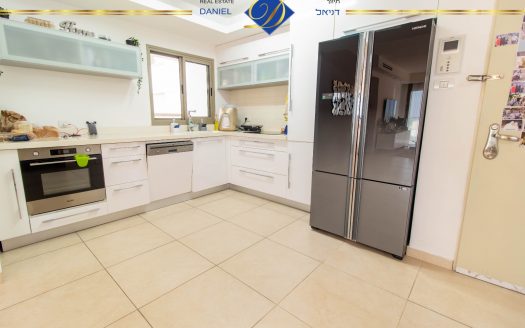 במתחם היוקרתי "מגדלי שרביב"  דירת 5.5 חדרים