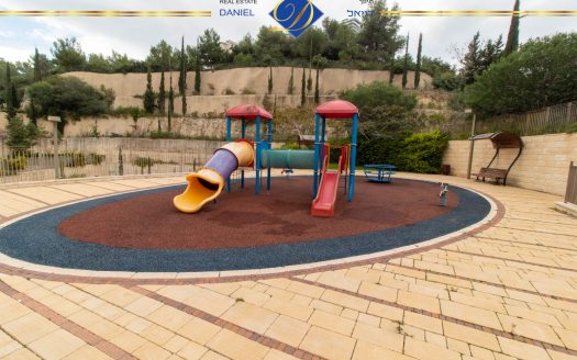 במתחם היוקרתי "מגדלי שרביב"  דירת 5.5 חדרים