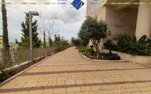 במתחם היוקרתי "מגדלי שרביב"  דירת 5.5 חדרים