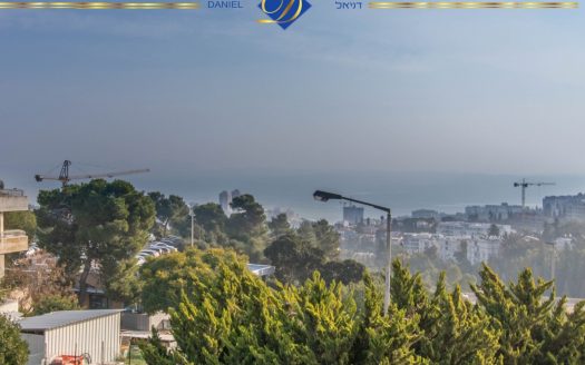 בייצוג בלעדי ברמת אלמוגי דירה גדולה וייחודית