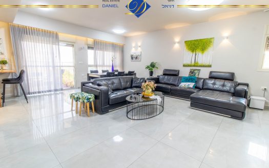 בייצוג בלעדי ברמת אלמוגי דירה גדולה וייחודית