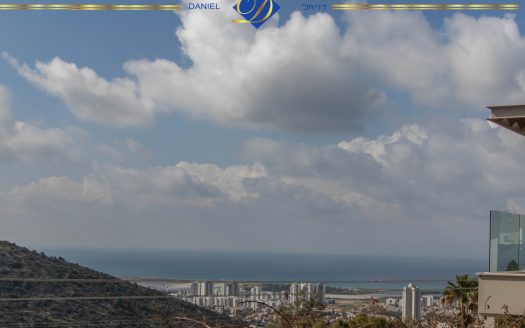 בדניה ב דו-משפחתי מרווח ,יחידת דיור מניבה, גינה ומרפסת נוף