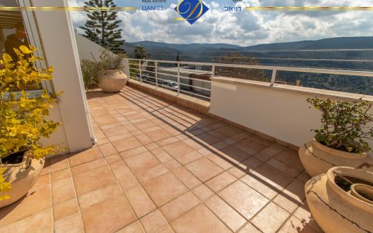 בדניה ב דו-משפחתי מרווח ,יחידת דיור מניבה, גינה ומרפסת נוף