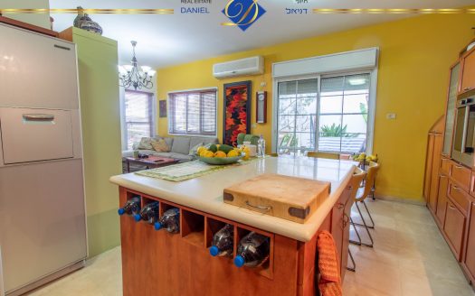 בדניה ב דו-משפחתי מרווח ,יחידת דיור מניבה, גינה ומרפסת נוף