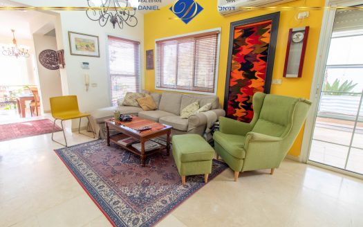 בדניה ב דו-משפחתי מרווח ,יחידת דיור מניבה, גינה ומרפסת נוף