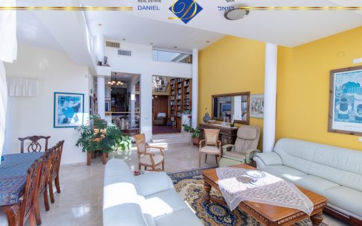 בדניה ב דו-משפחתי מרווח ,יחידת דיור מניבה, גינה ומרפסת נוף