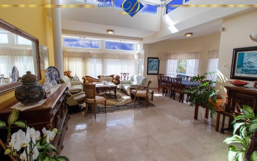 בדניה ב דו-משפחתי מרווח ,יחידת דיור מניבה, גינה ומרפסת נוף