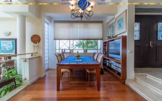 בדניה ב דו-משפחתי מרווח ,יחידת דיור מניבה, גינה ומרפסת נוף