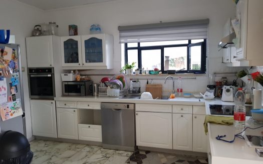 בבלעדיות! באסתר רבין דו-משפחתי כבודד, גינה היקפית, ויחידת דיור
