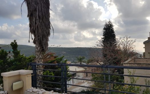 בבלעדיות! באסתר רבין דו-משפחתי כבודד, גינה היקפית, ויחידת דיור