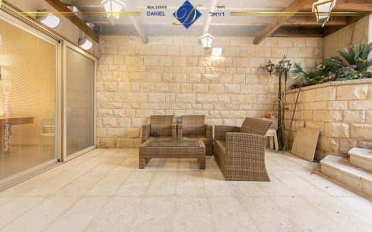 בייצוג בלעדי בדניה א' בתחילת האג משופץ ברמה גבוהה + יחידת דיור