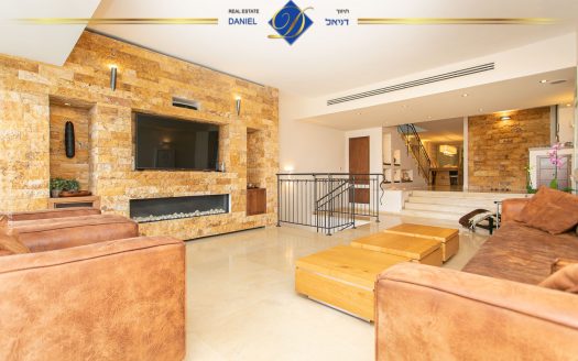 בייצוג בלעדי בדניה א' בתחילת האג משופץ ברמה גבוהה + יחידת דיור
