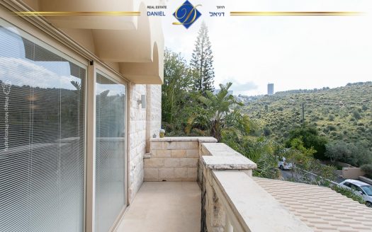 בייצוג בלעדי בדניה א' בתחילת האג משופץ ברמה גבוהה + יחידת דיור