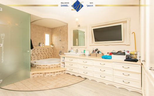 בייצוג בלעדי בדניה א' בתחילת האג משופץ ברמה גבוהה + יחידת דיור