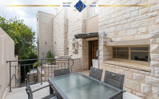 בייצוג בלעדי בדניה א' בתחילת האג משופץ ברמה גבוהה + יחידת דיור
