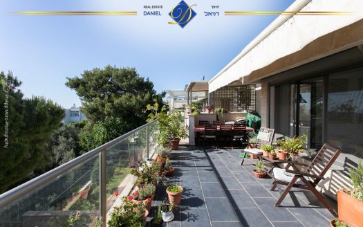 פנטהאוז בגבעת דאונס היוקרתית  דו-מפלסי בייצוג בלעדי